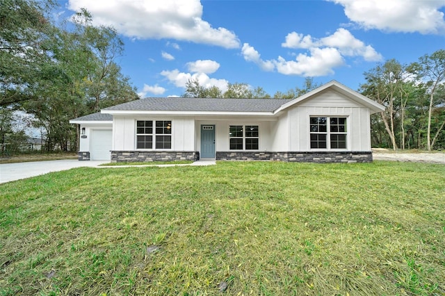 view of front of home featuring a front lawn and a garage