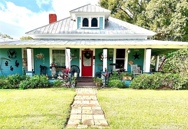 view of front of home featuring a front yard