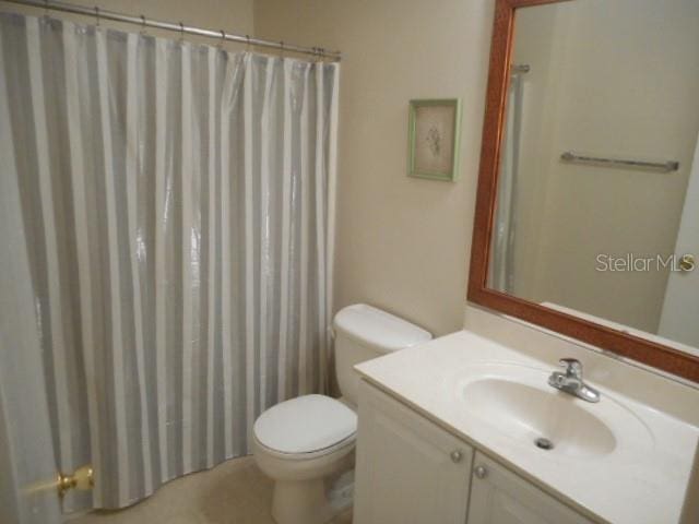 bathroom with a shower with curtain, vanity, and toilet