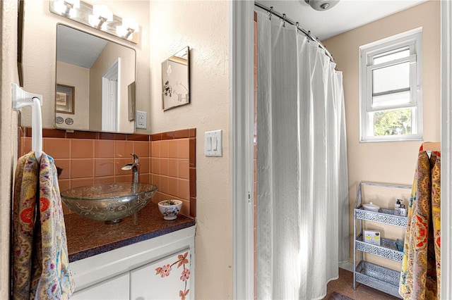 bathroom featuring decorative backsplash and vanity