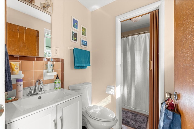 bathroom featuring curtained shower, decorative backsplash, vanity, and toilet