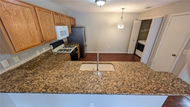 kitchen with sink, range with gas stovetop, and kitchen peninsula