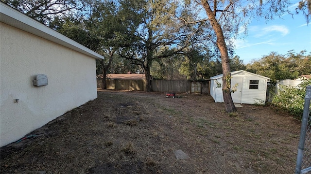 view of yard with a storage unit