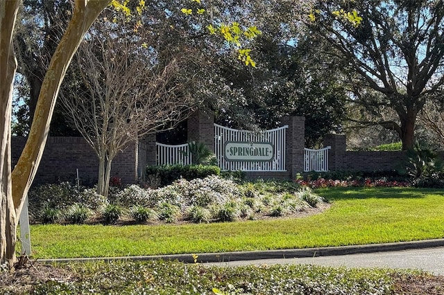 community / neighborhood sign featuring a lawn