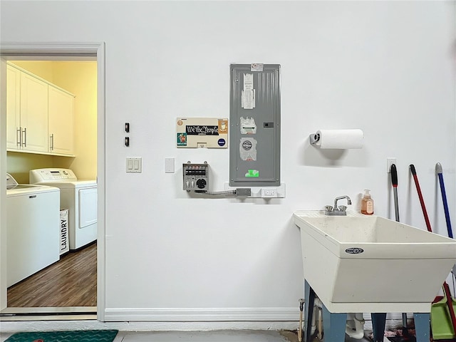 washroom with cabinets, sink, and washing machine and clothes dryer