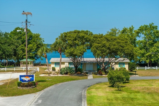 view of property's community featuring a lawn