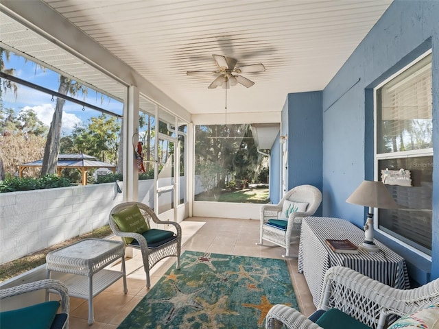 sunroom with ceiling fan