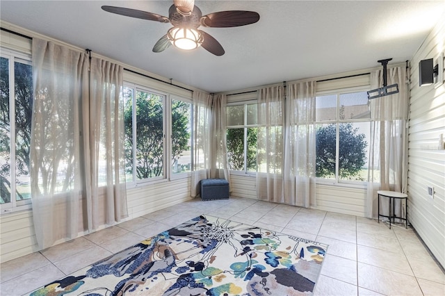 sunroom featuring ceiling fan