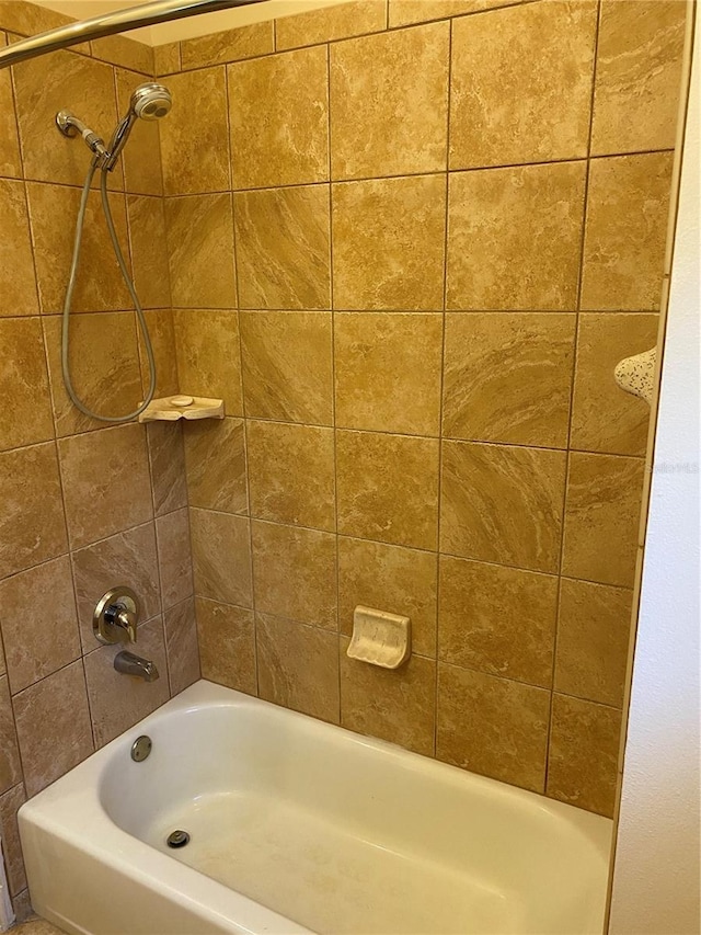 bathroom featuring tiled shower / bath combo