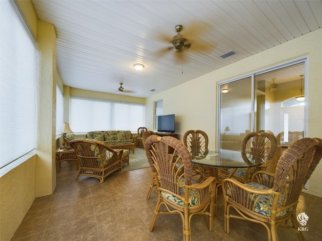 dining space with ceiling fan