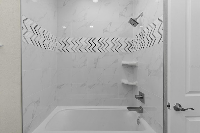 bathroom with tiled shower / bath combo