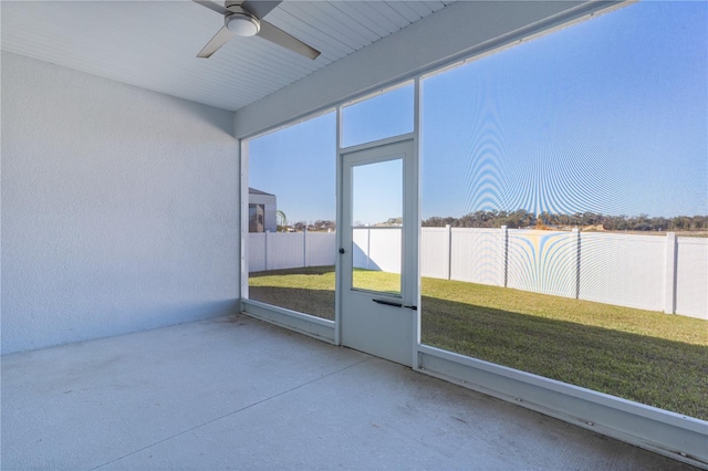 unfurnished sunroom with a wealth of natural light and ceiling fan