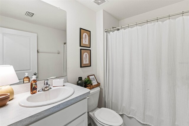 full bathroom with shower / bath combo with shower curtain, vanity, and toilet