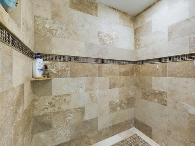 bathroom featuring a tile shower