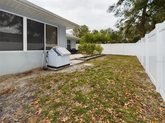 view of yard featuring a patio area