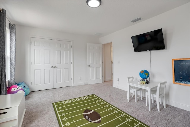 recreation room with carpet