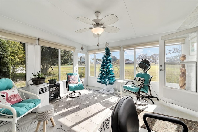 sunroom with ceiling fan