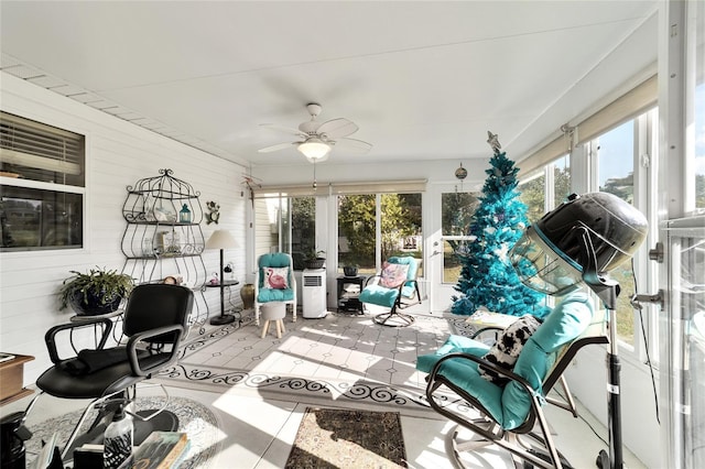 sunroom with ceiling fan