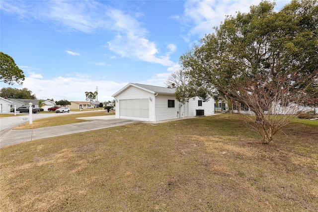 view of front of home featuring central air condition unit, a front lawn, and a garage