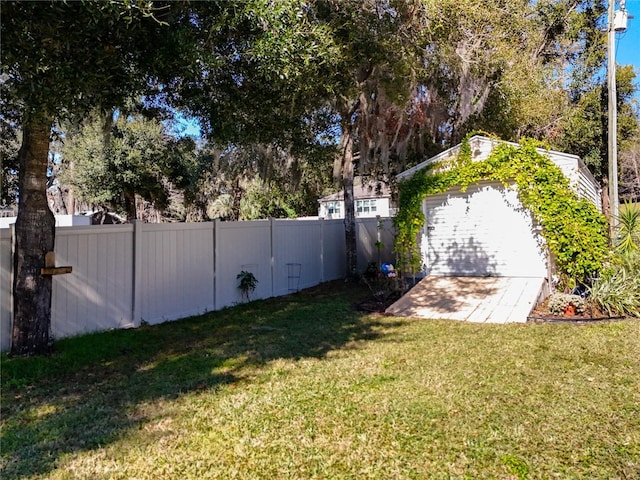 view of yard featuring an outbuilding