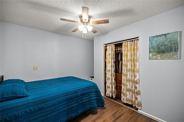 bedroom with wood-type flooring, a textured ceiling, a closet, and ceiling fan