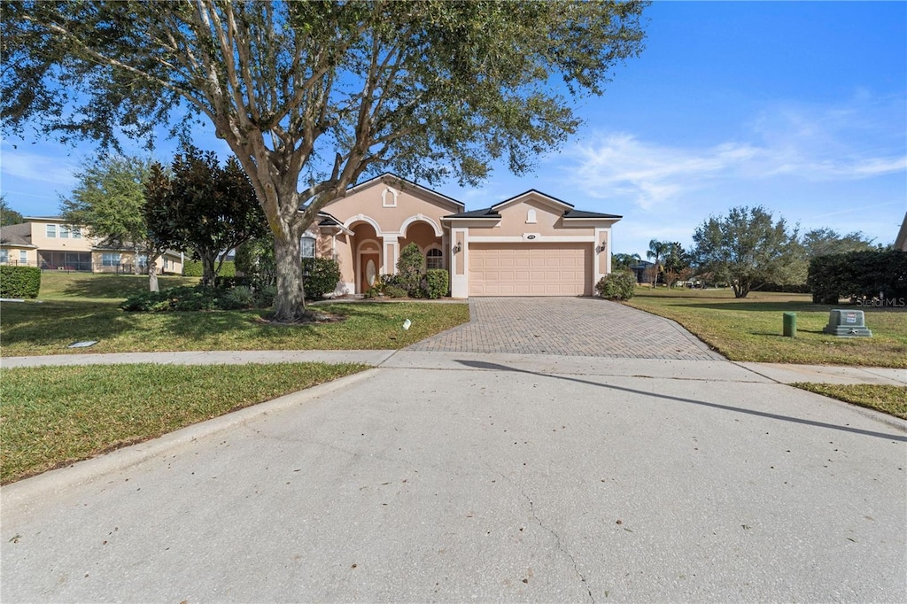 view of front facade featuring a front lawn and a garage