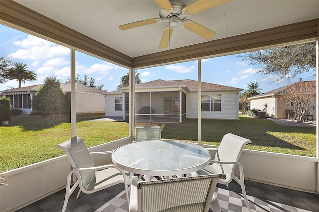 sunroom with ceiling fan