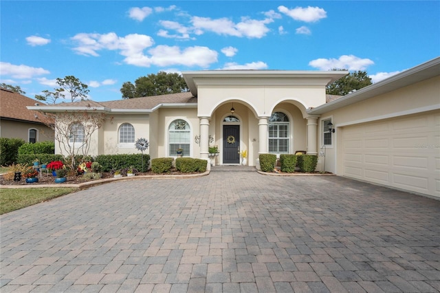 view of front facade featuring a garage