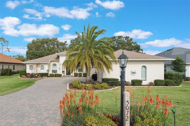 view of front of property featuring a front yard