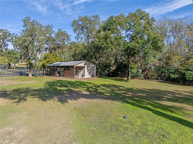 view of yard featuring an outbuilding