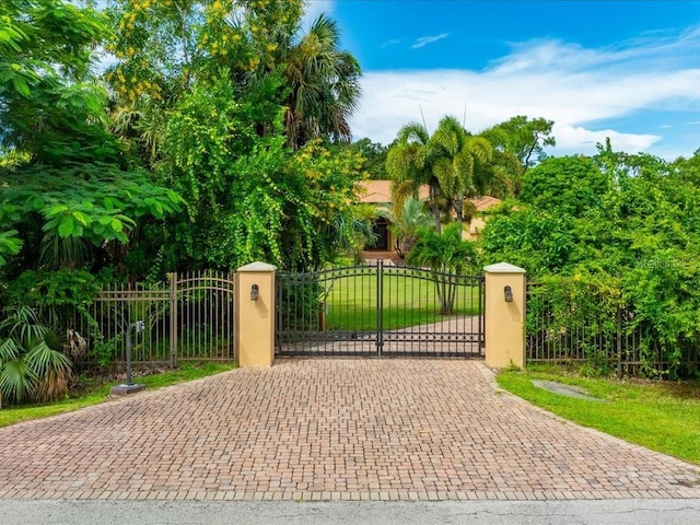 view of gate featuring a lawn