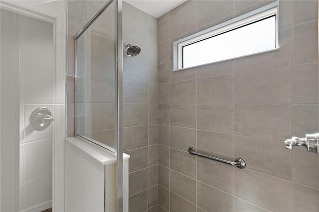 bathroom featuring a tile shower