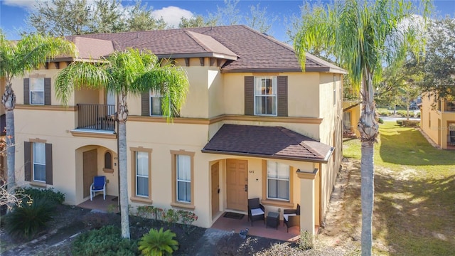 view of front facade featuring a patio and a front lawn