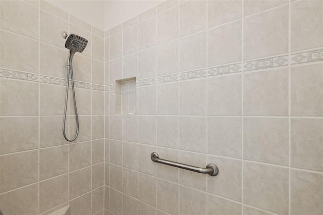 bathroom featuring tiled shower