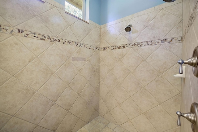 bathroom featuring tiled shower