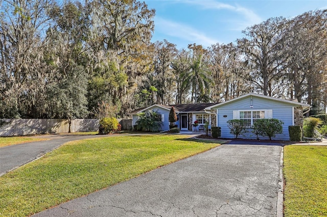 ranch-style home featuring a front lawn