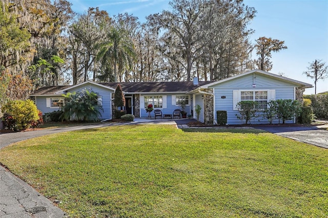 single story home with a front lawn