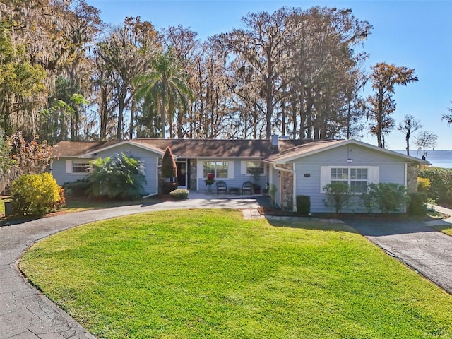 single story home featuring a front lawn