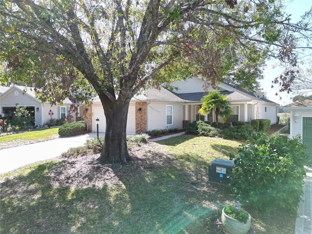 view of front of property featuring a front lawn