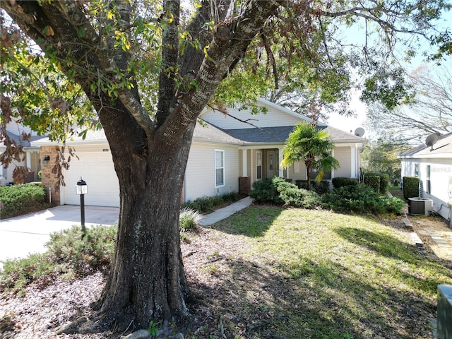 view of front facade featuring central AC unit, a garage, and a front yard