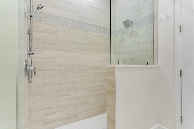 bathroom featuring a tile shower