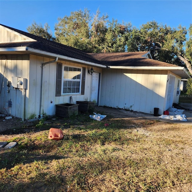 view of front of home featuring a front lawn