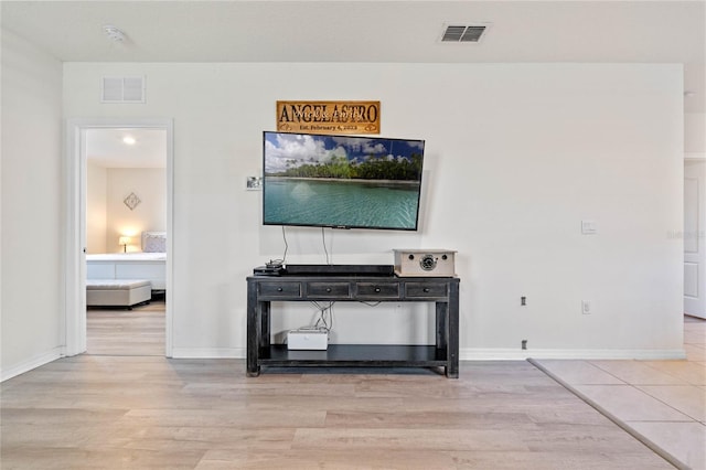 interior details with hardwood / wood-style floors