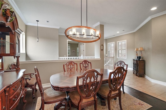 dining room featuring an inviting chandelier, ornamental molding, and light hardwood / wood-style flooring