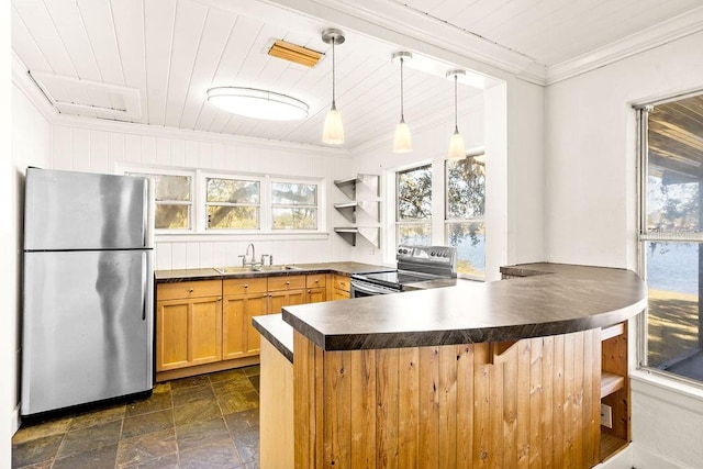 kitchen with appliances with stainless steel finishes, decorative light fixtures, sink, kitchen peninsula, and crown molding