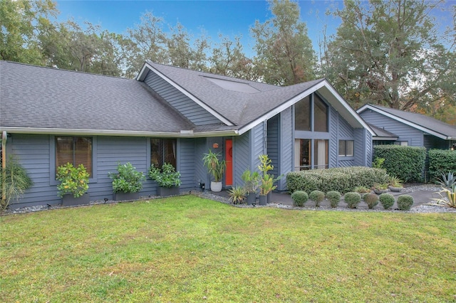 view of front of home featuring a front yard