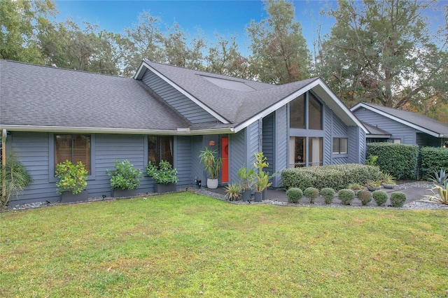 1701 Cedar Stone Ct, Lake Mary, FL 32746 - mid-century inspired home featuring a shingled roof and a front lawn