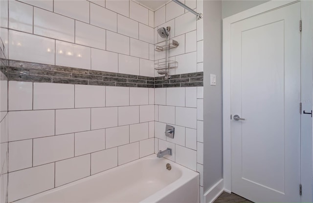 bathroom featuring tiled shower / bath combo