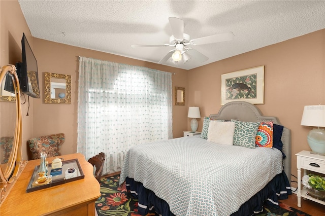 bedroom featuring ceiling fan and a textured ceiling