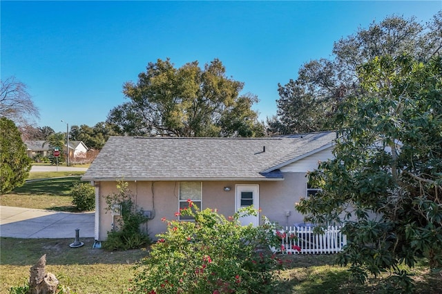 view of side of property featuring a yard